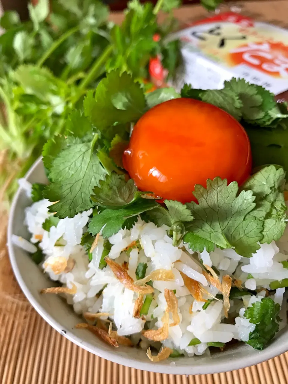 タイ風TKG🇹🇭（パクチー菜飯、生たまご、黄身のナンプラー漬け）|アッチさん