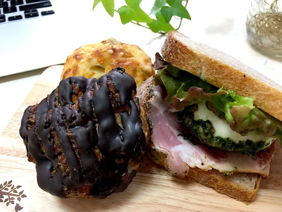 チョコレートボンボン🍫
じゃがいもとレンコンのチーズパン🥔
ゆで卵とバジルのサンドウィッチ🥪|lalapoさん