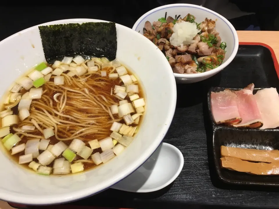 鶏そばとローストポーク丼|フージさん