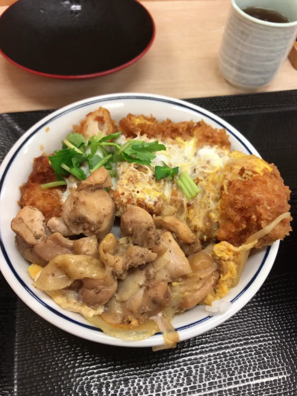 鶏煮込みとチキンカツの合盛丼|るみおんさん