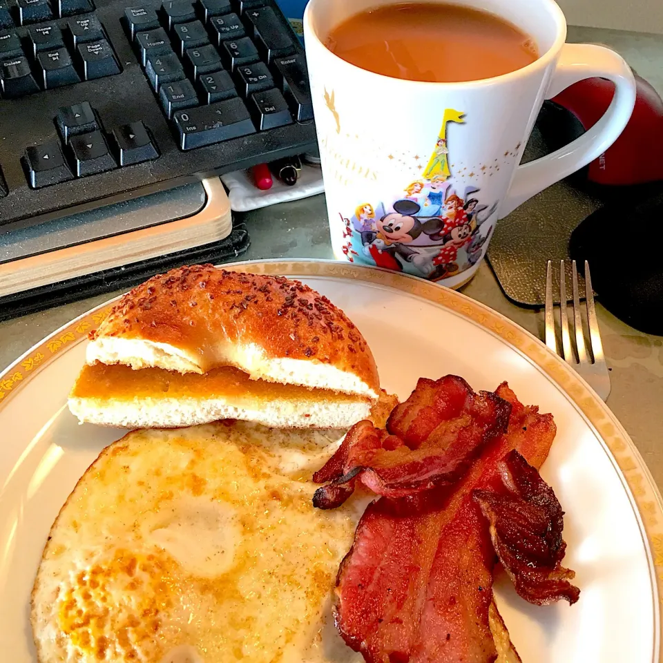 Over easy eggs, onion bagel and bacon|lauren shannonさん