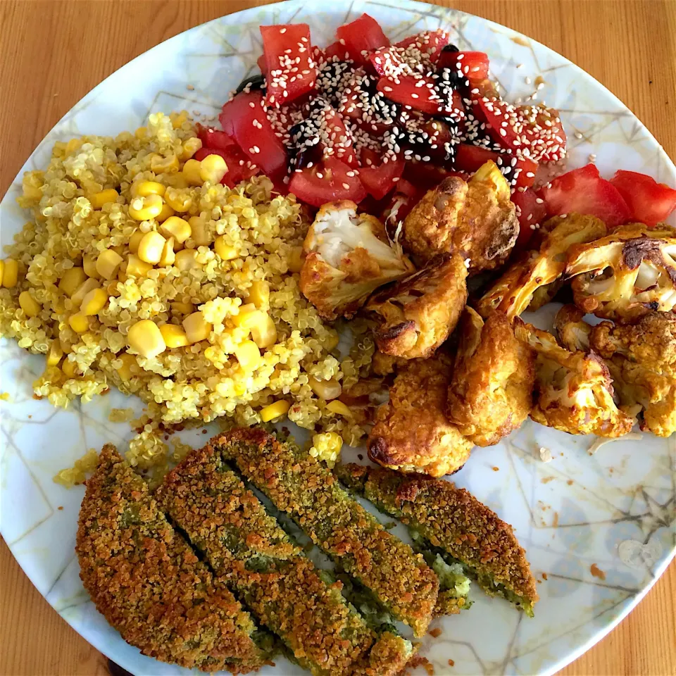 Turmeric quinoa with corn, tomatoes, baked cauliflower and a brocoli vegan patty 👌🏼🌱|MissYumYumさん