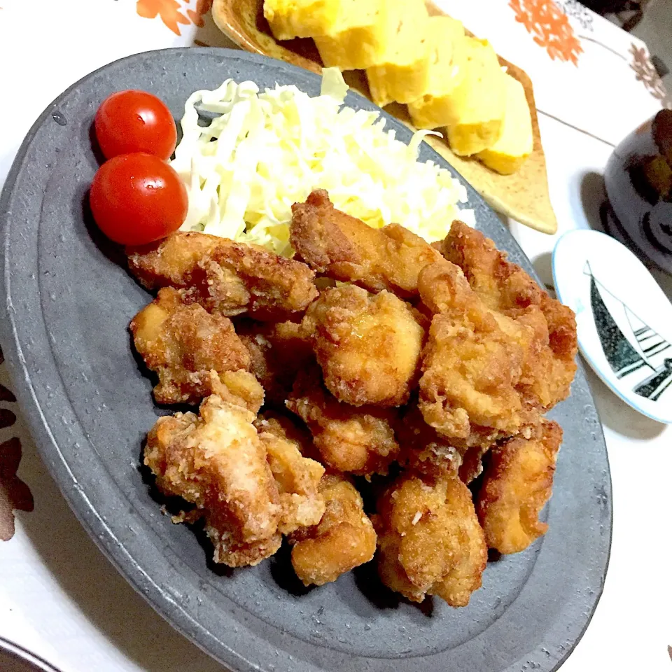 Snapdishの料理写真:鶏もも唐揚げ、だし巻き玉子|奏 kanadeさん