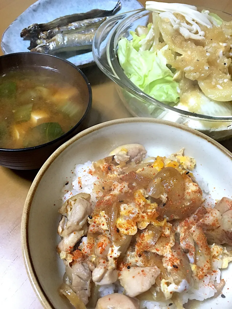 昨日の 晩ご飯❀.(*´◡`*)❀.
親子丼
焼きししゃも
お豆腐と青梗菜のお味噌汁

えのきとレタスのピリ辛すりおろしオニオンドレッシングサラダ🥗|さくたえさん