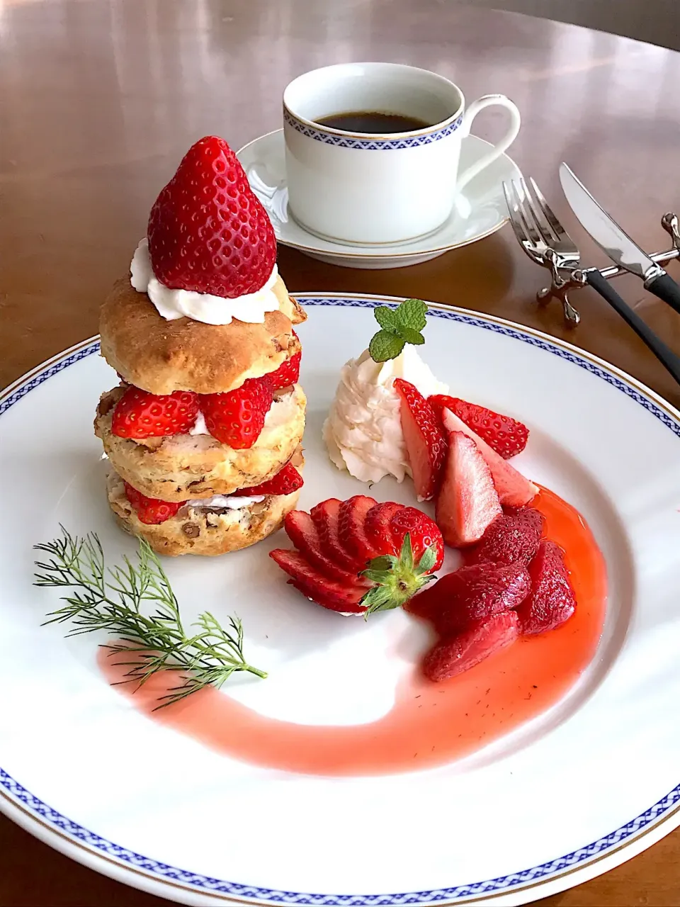 胡桃のスコーンケーキプレート🍓

ネイキッドケーキ風😙➰|Miki (^_−)−☆さん