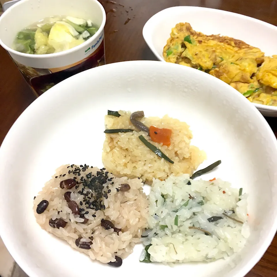 お餅工場直売の三色おこわ(五目、赤飯、菜の花)、卵焼き(なめ茸、ネギ入り)、カップ味噌汁|星猫さん