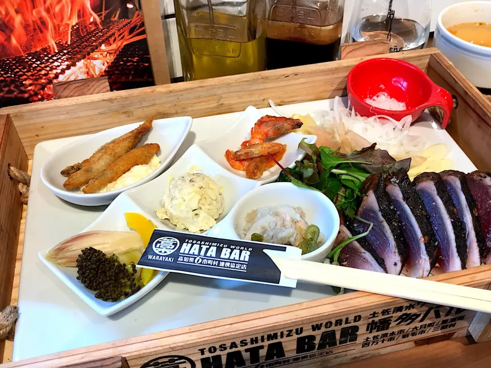 Snapdishの料理写真:HATA BAR 藁焼きカツオランチ|inokocafeさん