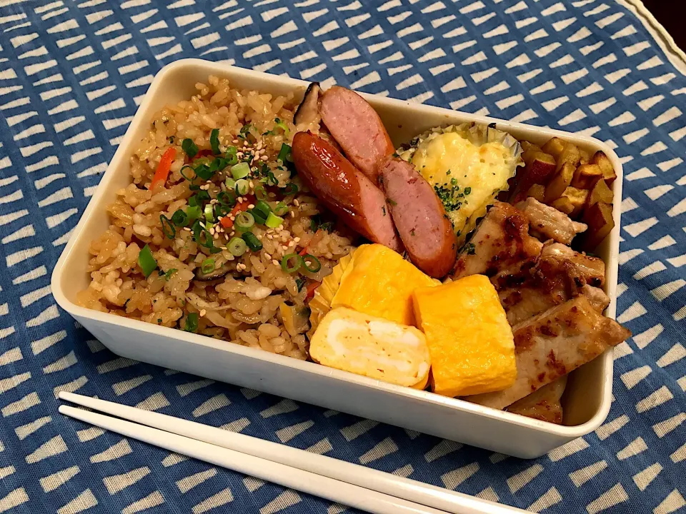 Snapdishの料理写真:あさりご飯と塩麹豚のお弁当。|Chiharuさん