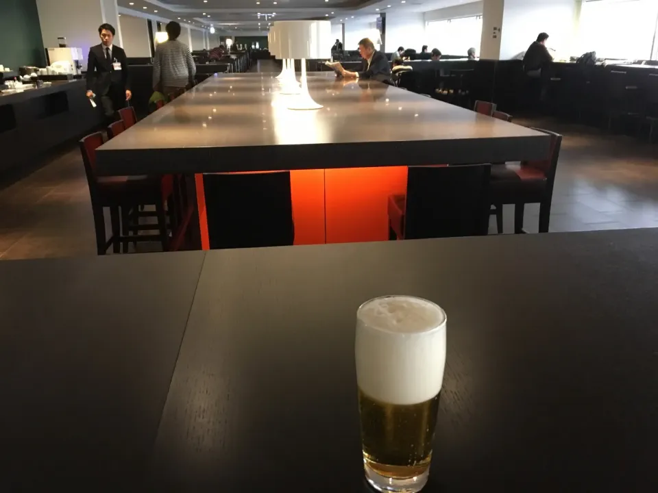 羽田空港サクララウンジでフライト前のビール🍺|フージさん