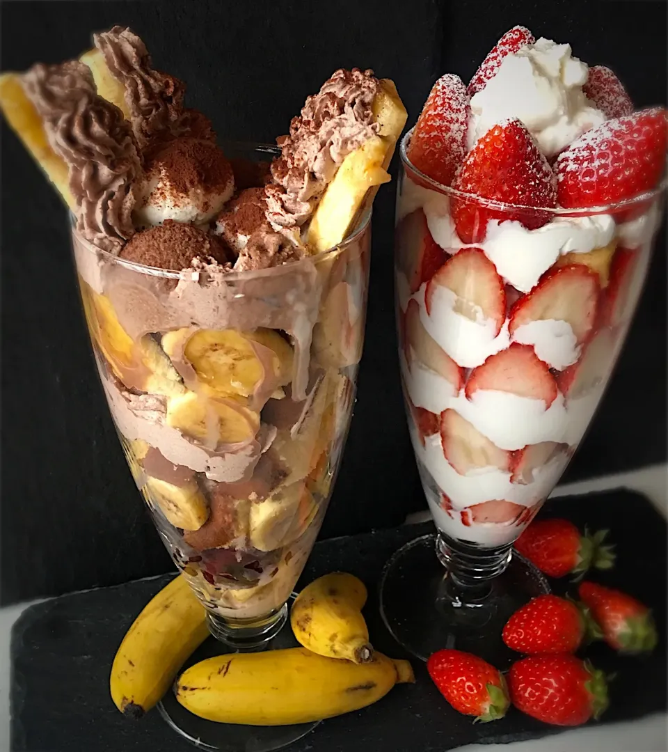 佐野未起さんの料理 鬼のツノ立ち！バタークリーム並 #エンゼルクリーム  いちご🍓パフェ バナナ🍌チョコ🍫パフェ|佐野未起さん