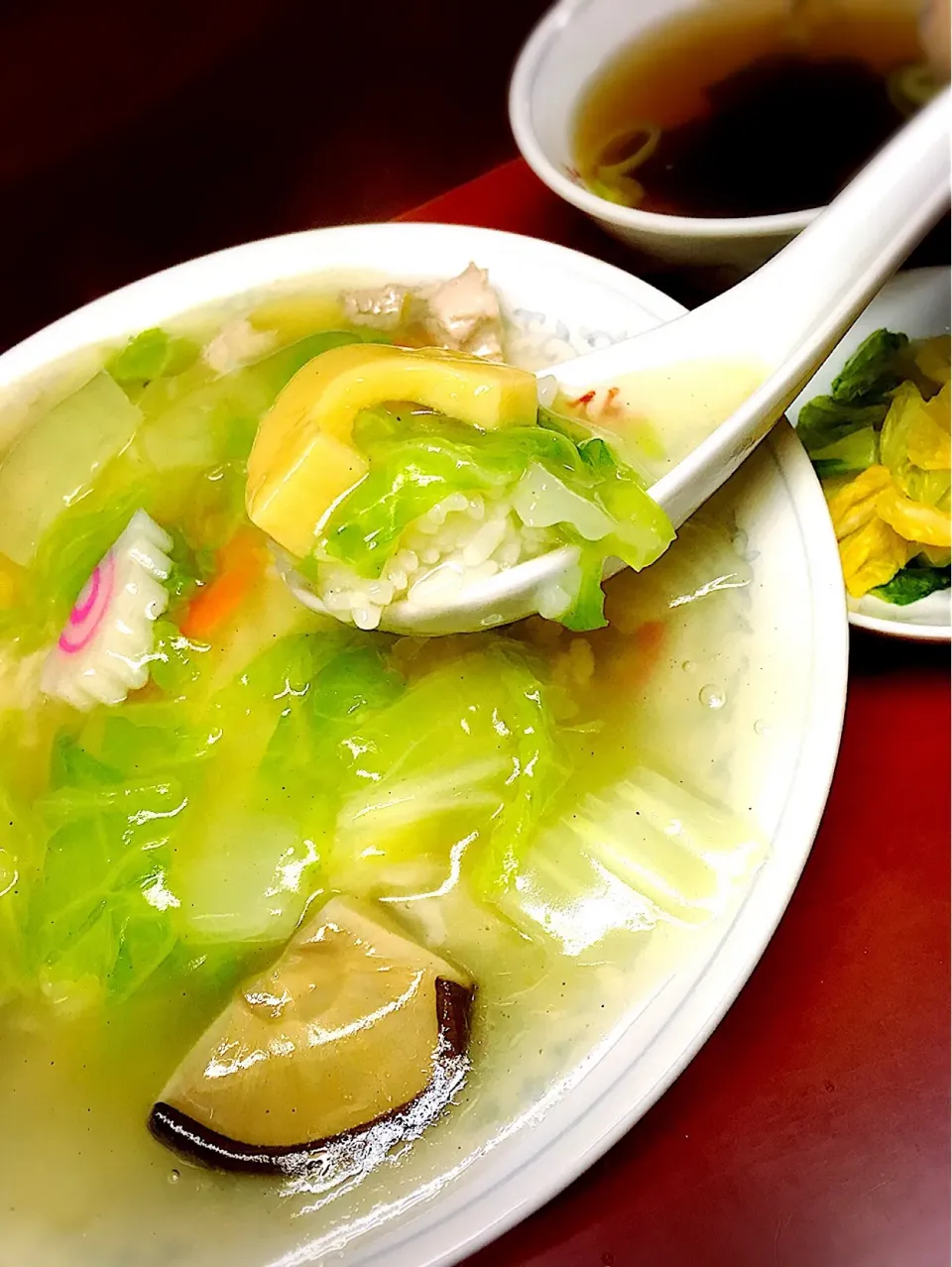 地元の町中華の命のスープでの” 白い中華丼 ” 塩味ベースの餡が白菜と合います！|島田勝行さん