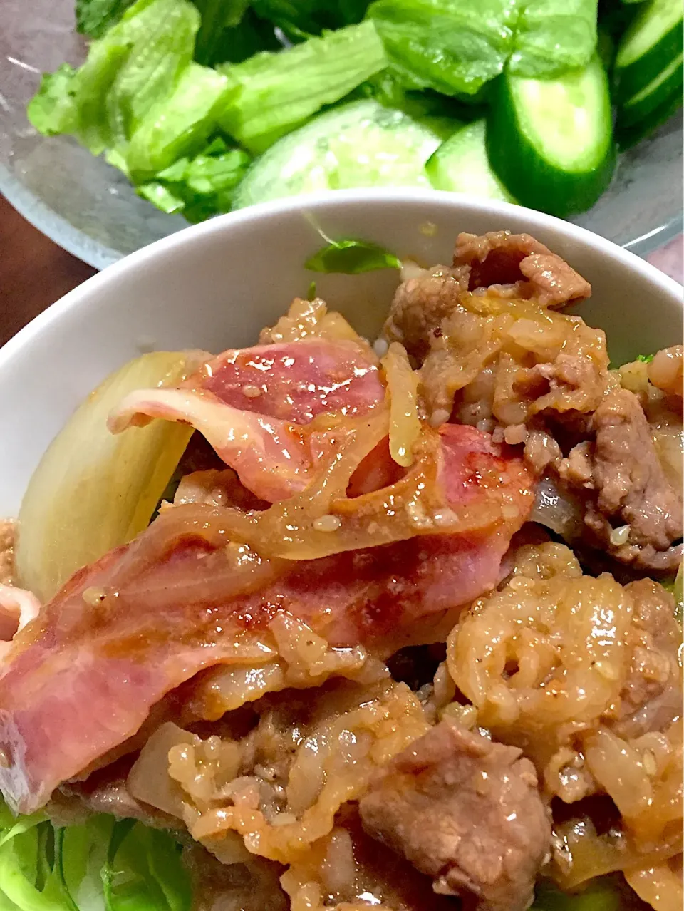 Snapdishの料理写真:プルコギ丼 ベーコン入り   サラダ🥗|掛谷節子さん