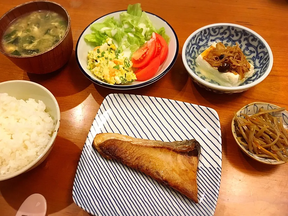 Snapdishの料理写真:1/28 夕飯♪ ブリの塩焼き 豆腐のなめ茸餡掛け ポテトサラダ きんぴら牛蒡 ほうれん草と卵のスープ|ikukoさん