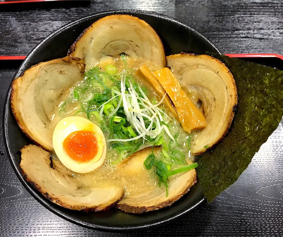 某有名家電メーカーの社食はお休みだったので近所のラーメン屋に特攻。このお店のチャーシューってパサパサなのね🤔ＳＮＳ映えを目論んで特製にしたら見事玉砕したのでした💦|にゃあ（芸名）さん