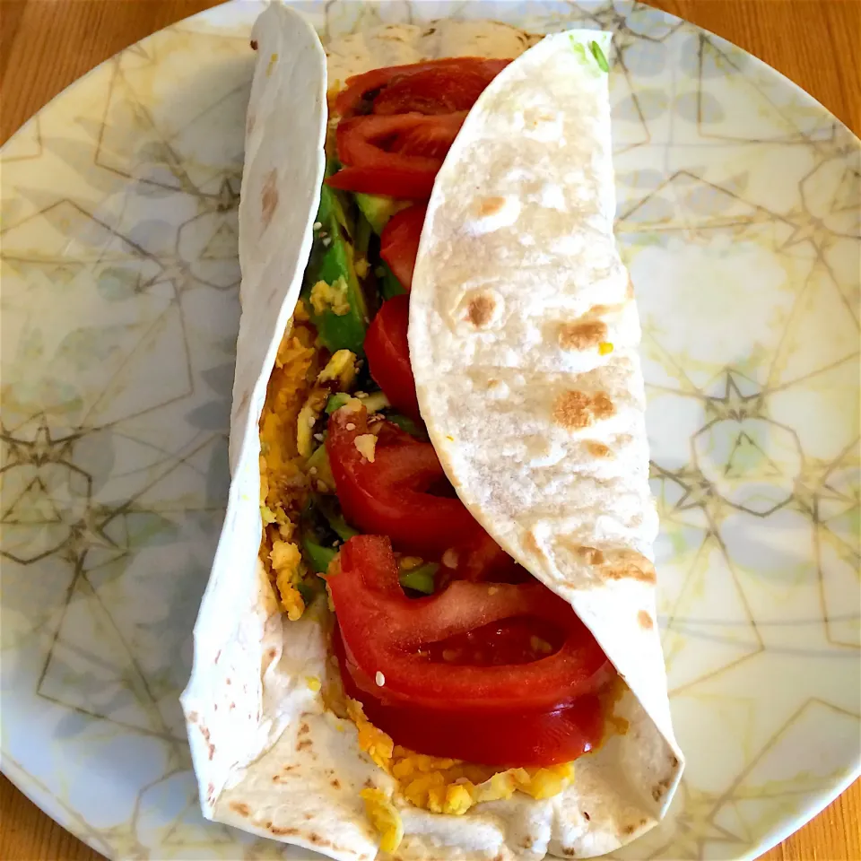 Chickpea, avocado and tomato wrap 🌯|MissYumYumさん