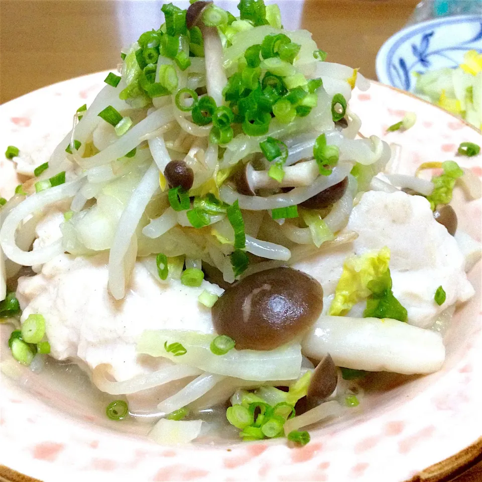 Snapdishの料理写真:まいりさんの料理 鶏胸肉と白ねぎのレンジ蒸し🎵 野菜たっぷりしめじ、白菜、もやしでね〜🤗#レンジで簡単  #手抜き料理|まいりさん