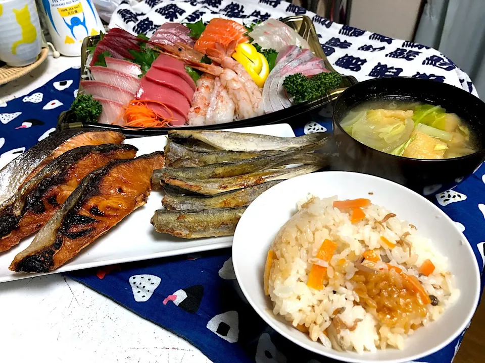 キャベツと油揚げのお味噌汁  ちりめん山椒ご飯   焼き鮭&氷下魚  お造り八点盛り|石川洋子さん