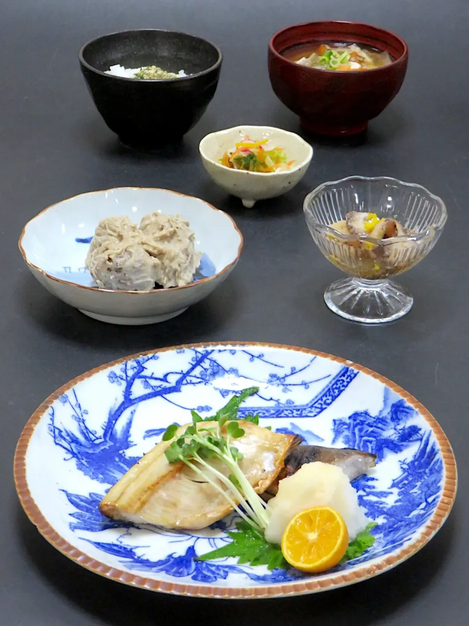 今晩は、ホッケの開き 貝われ 大根おろし すだち、里芋のごま味噌煮、茶振りなまこ 加減酢 みかん、季節の野菜浅漬け、そば米汁、ご飯 大根葉ミネラルふりかけ|akazawa3さん