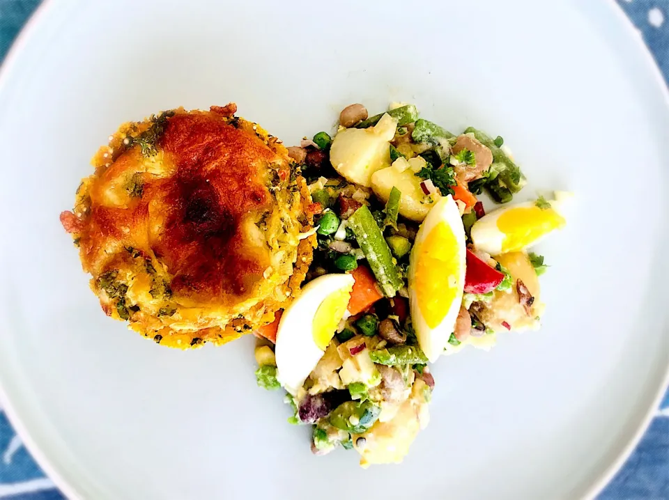 Polenta & quinoa muffin filled with cheese, onions and parsley, beans salad with potatoes, green beans, peas, carrots, egg and avocado|Sergio Lacuevaさん