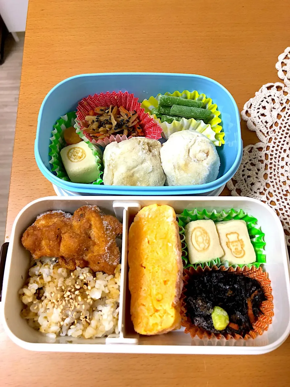 Snapdishの料理写真:唐揚げアンパンマン弁当（昼）、肉まん弁当（夜）|もぐもぐさん