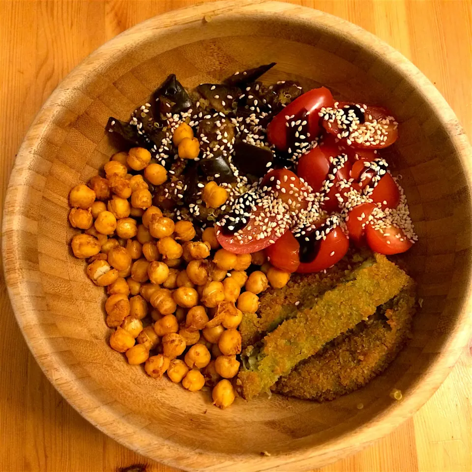 Brocoli patty, cherry tomatoes, eggplant, chickpeas and quinoa with corn (under) 🍆🍅🌽|MissYumYumさん