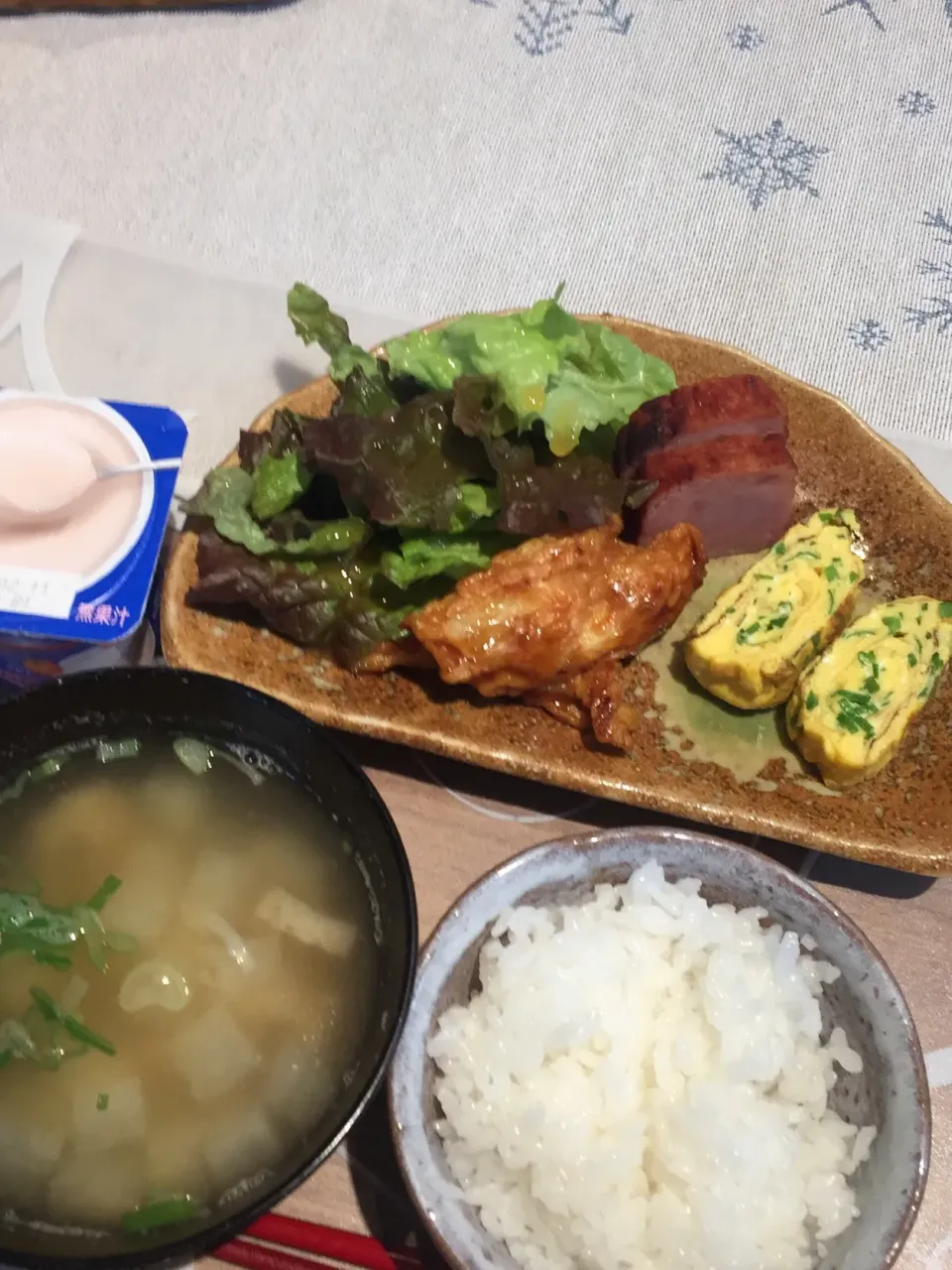 Snapdishの料理写真:朝ごはん
ねぎ玉子焼き、焼き豚、イカはんぺん甘辛煮、サニーレタス、白米、大根と揚げとしめじの味噌汁、さくらんぼヨーグルト|かよちゃんさん