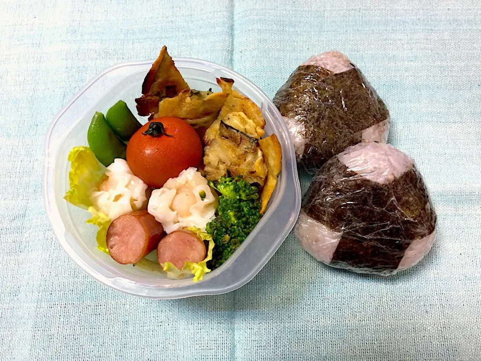 Snapdishの料理写真:チヂミ&オニギリのお弁当|jackybeanさん