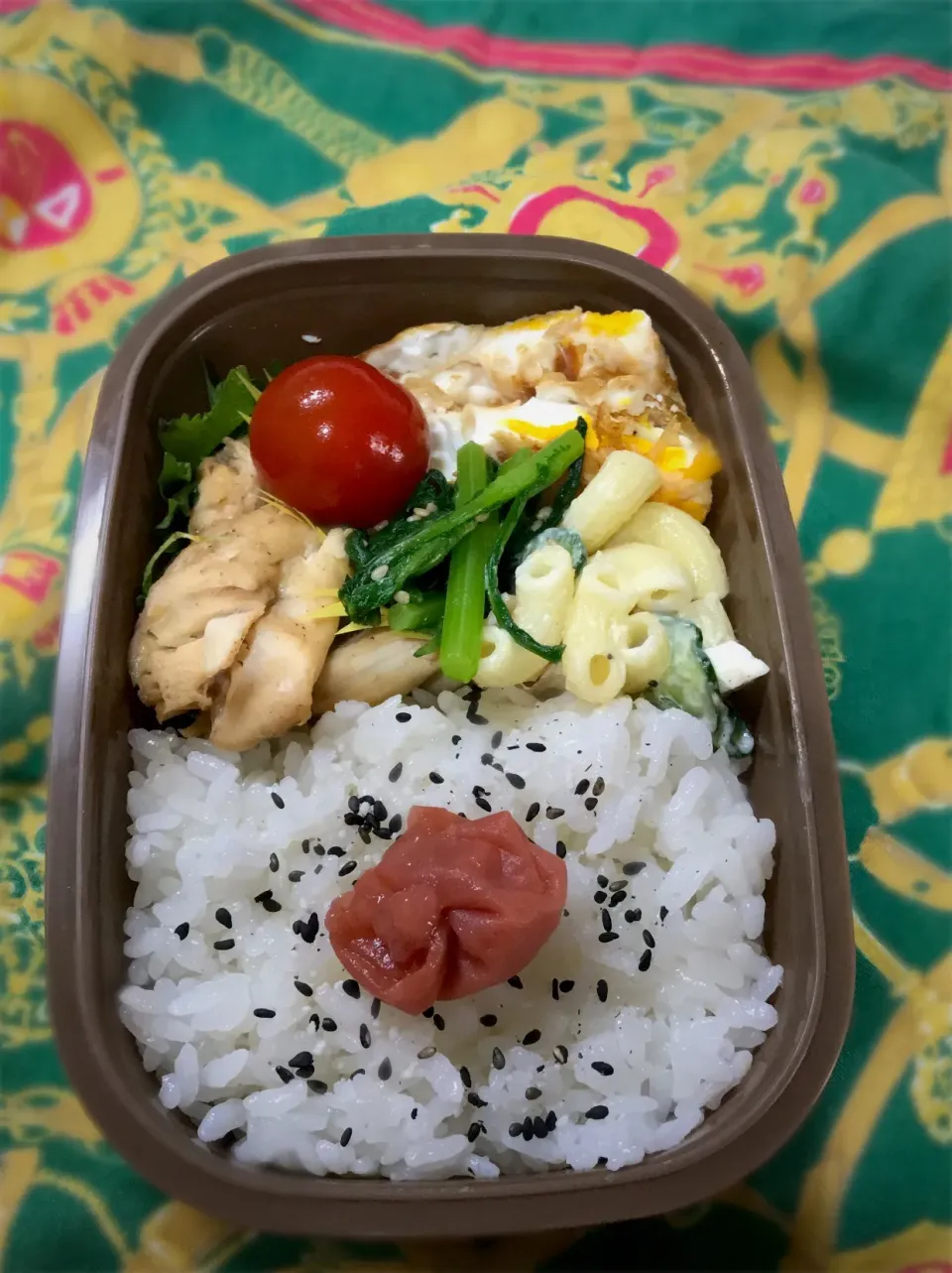 次女弁当🍱😋

鶏ササミの甘辛、マカロニサラダ、春菊のおひたし、卵の両面焼きwithおかか醤油、🍅の出しびたし
#お弁当|トトロ好きさん