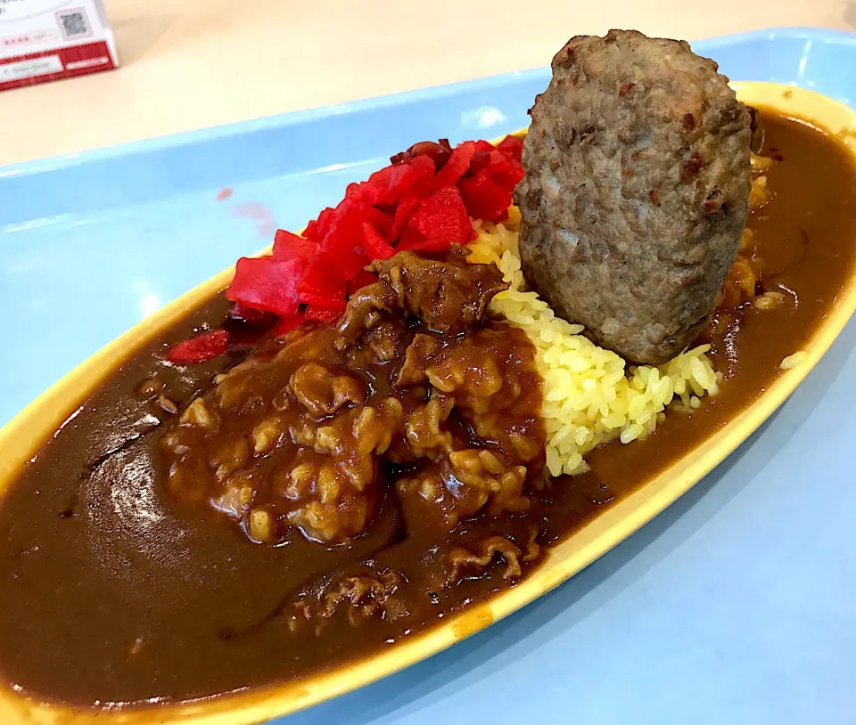 Snapdishの料理写真:今日の家電メーカー社食のバイキング福神漬けあいがけカレーは、ターメリックライスにビーフとポーク、ちょいと贅沢してハンバーグを帆立てみましたわ🍛|にゃあ（芸名）さん