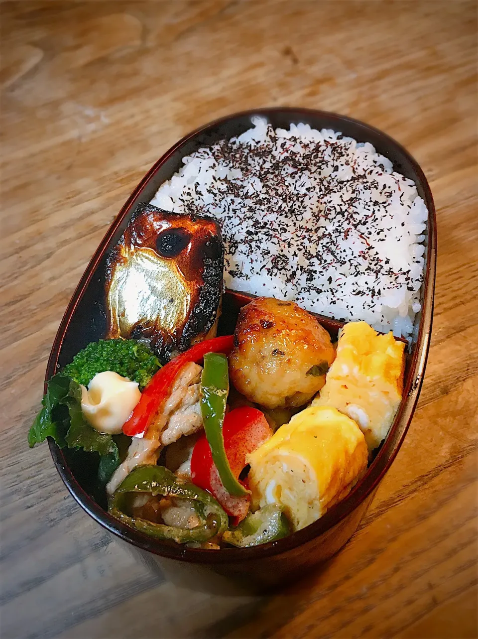 今日のお弁当
・真鯖の塩麹漬
・出汁巻
・豚コマとピーマンのオイマヨ炒
・鶏肉団子の照焼き|akiさん