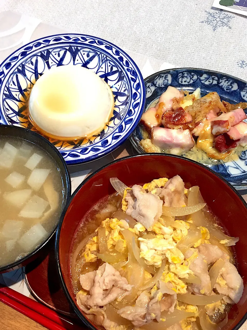 他人丼、ベーコンチーズ焼き、大根と揚げとしめじの味噌汁、美味しい豆腐|かよちゃんさん