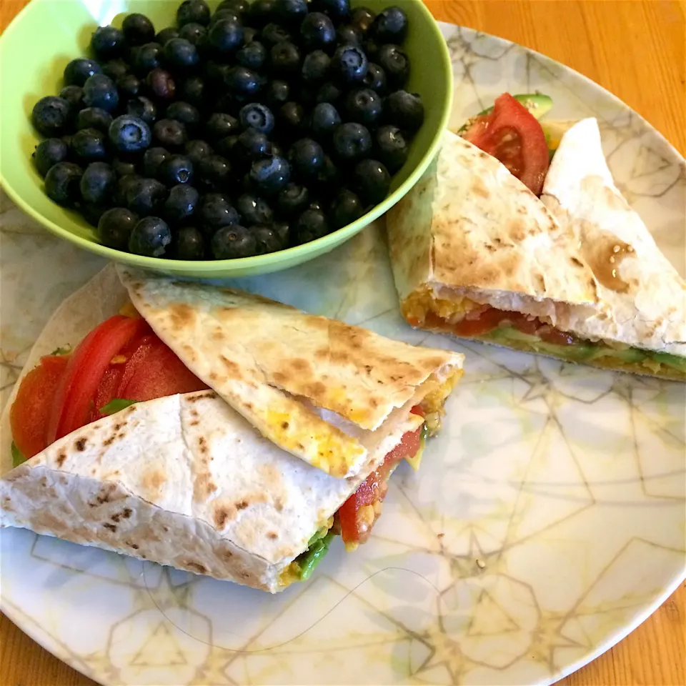 Chickpea, avocado and tomato wrap 🌯 Blueberries 😋|MissYumYumさん