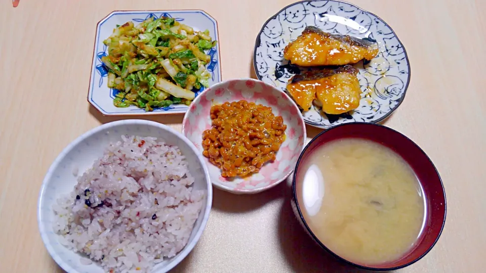 1月１１日　さごしの蒲焼き　白菜サラダ　納豆　しじみのお味噌汁|いもこ。さん