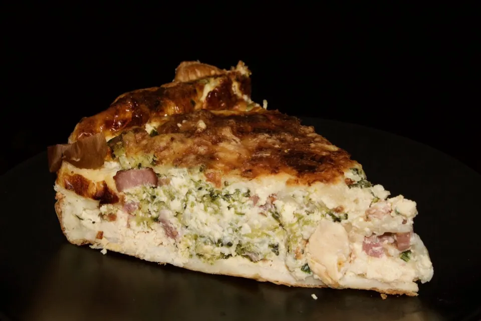 Quiche Poulet (Chicken), Lardons (Bacon), Chou Fleur (Cauliflower), Choux Romanesco (Cabbage) , Bocolis et Gruyère râpé (Cheese) !!!!!!|PHILIPPEさん