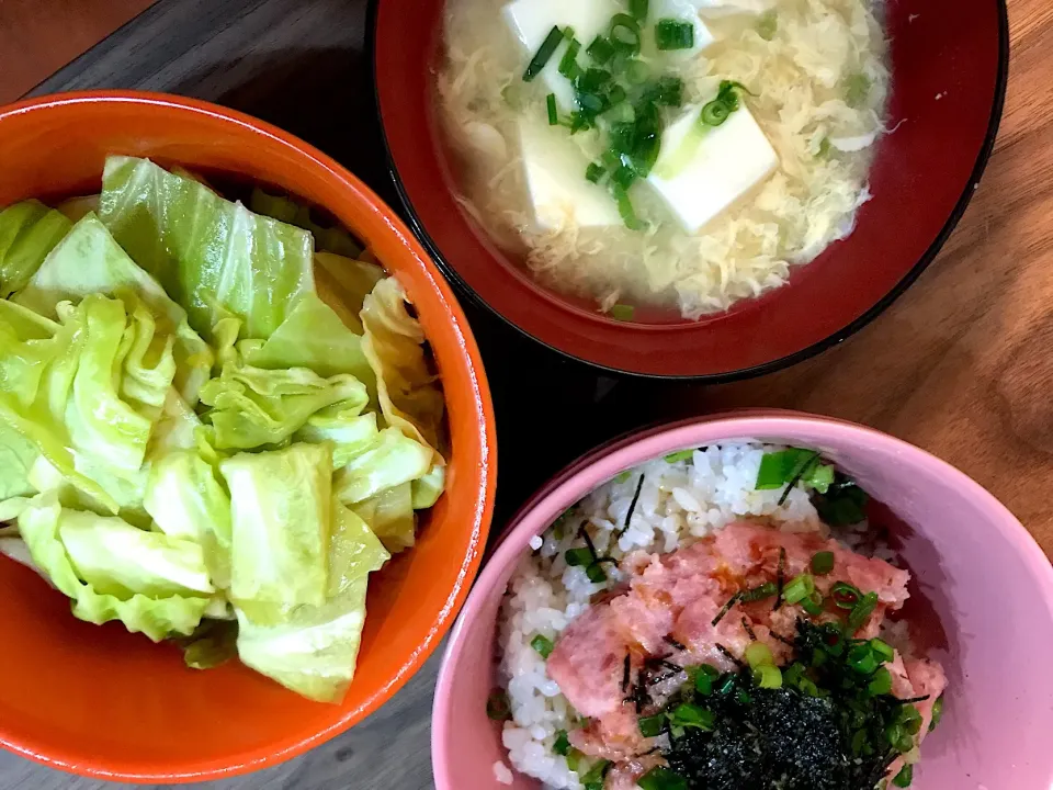 #ネギトロ丼#卵と豆腐のお味噌汁#塩キャベツ#食後はりんご🍎|gohankirokuさん