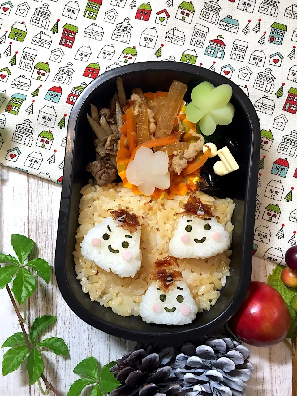 Snapdishの料理写真:三角おにぎりのオニさんお弁当☆|makoryuneさん