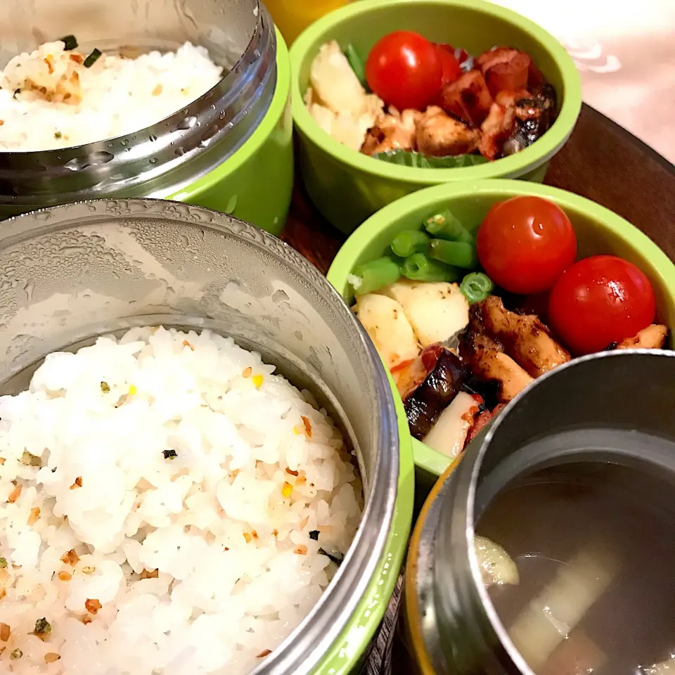 今日のお弁当🍱
茄子と白菜のお味噌汁
鶏むね肉の蜂蜜しょうゆ漬け焼き弁当

自宅前が雪でうっすら白く😵
風邪ひかないようにね
気をつけていってらっしゃい👋😊|mokoさん