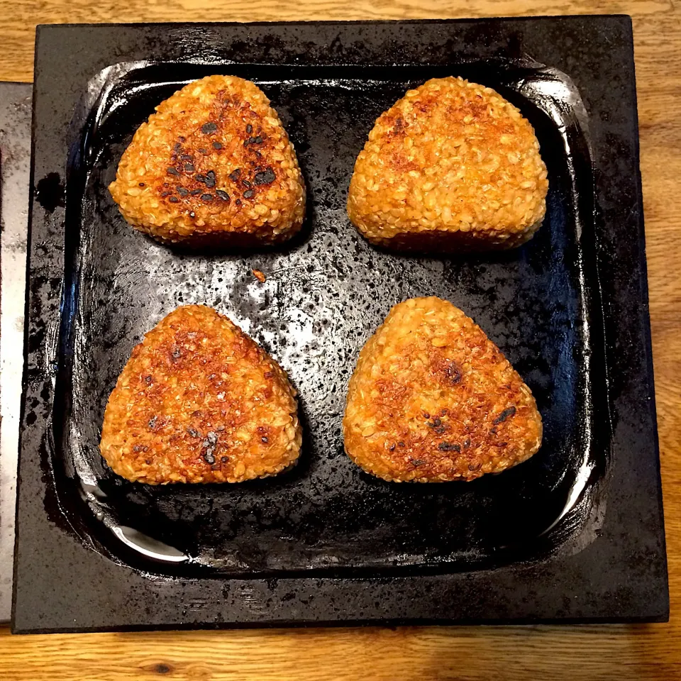 Snapdishの料理写真:溶岩プレートで焼きおにぎり|makiko_aさん