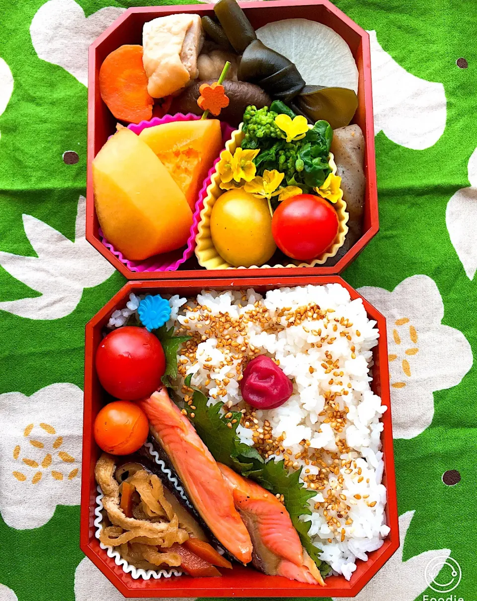 #お父さん弁当  #野菜多め  #和風煮染め #甘塩鮭  #切り干し大根の煮物 #日の丸弁当  #ヘルシー弁当  #デザートは富有柿|Blueberry🫐さん