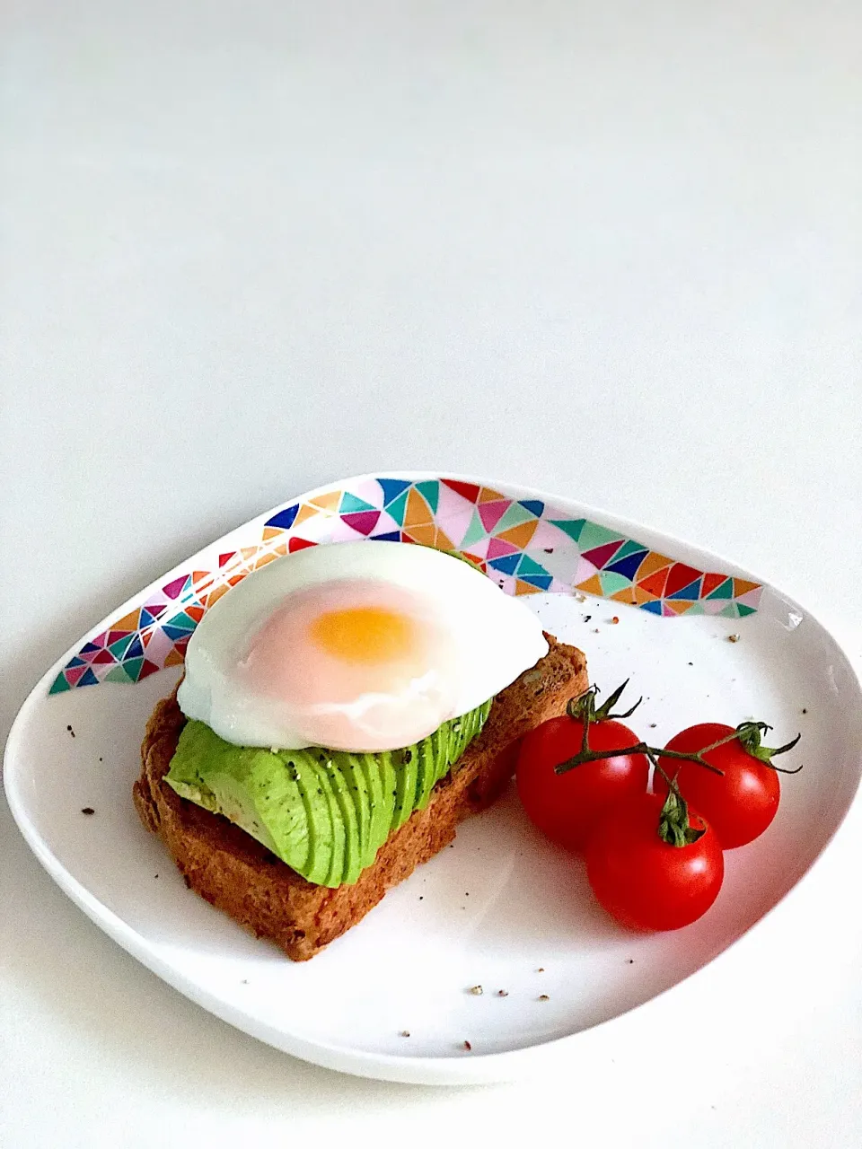 Avocado toast with poached egg|12Dragonさん