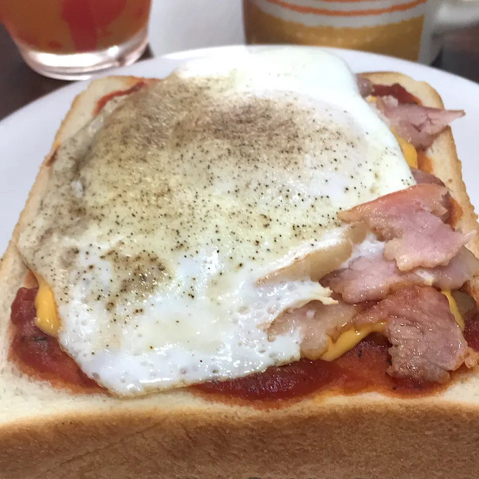 目玉焼き乗っけチェダーチーズトースト|星猫さん