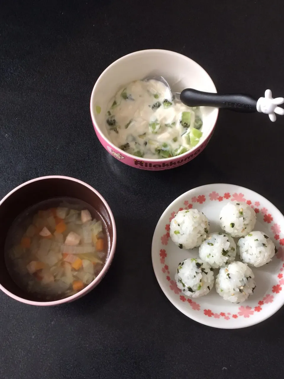 離乳食 朝
・ふりかけおにぎり
・ポトフ
・キウイ豆乳グルト|ぺろたんさん