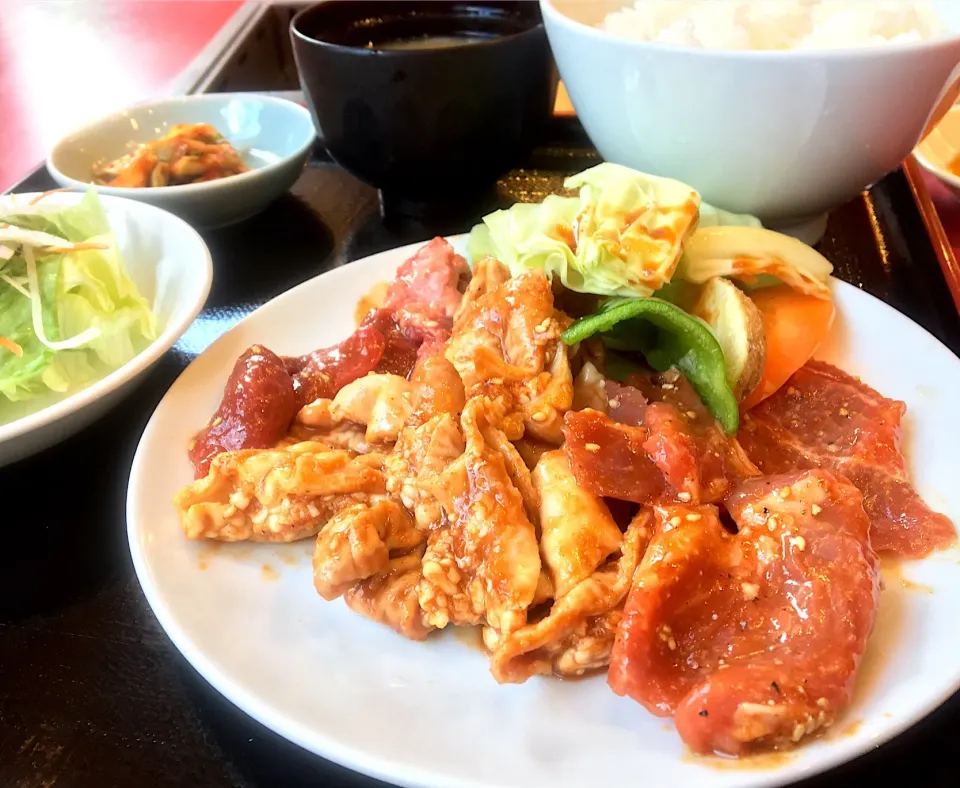 昼ごはん☀️🔥🍖🍴
Ａランチ（ホルモン＆肉2種、ハラミと豚ロースか？）、サラダ、キムチ、白飯、味噌汁、コーヒー☕ で700円税込は安い！
#朝鮮飯店#朝鮮なのに飯店|ぽんたさん