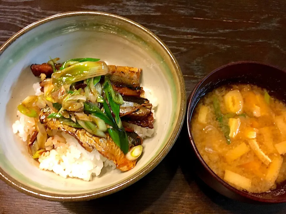 Snapdishの料理写真:サンマの蒲焼缶丼
お味噌汁|カドラさん