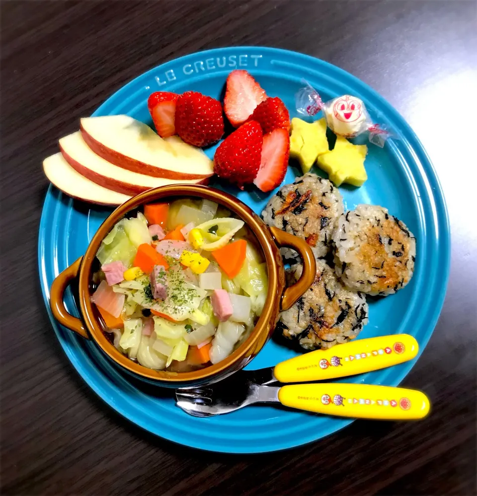 Snapdishの料理写真:1/30❁息子 夜ごはん⭐︎
具沢山コンソメ野菜スープ🥦
(キャベツ・じゃがいも・人参・玉葱・ほうれん草・コーン・ベーコン・大根)
ひじきと鮭のチーズ焼きおにぎり🍙
りんご🍎
いちご🍓
焼き芋🍠|つんさん