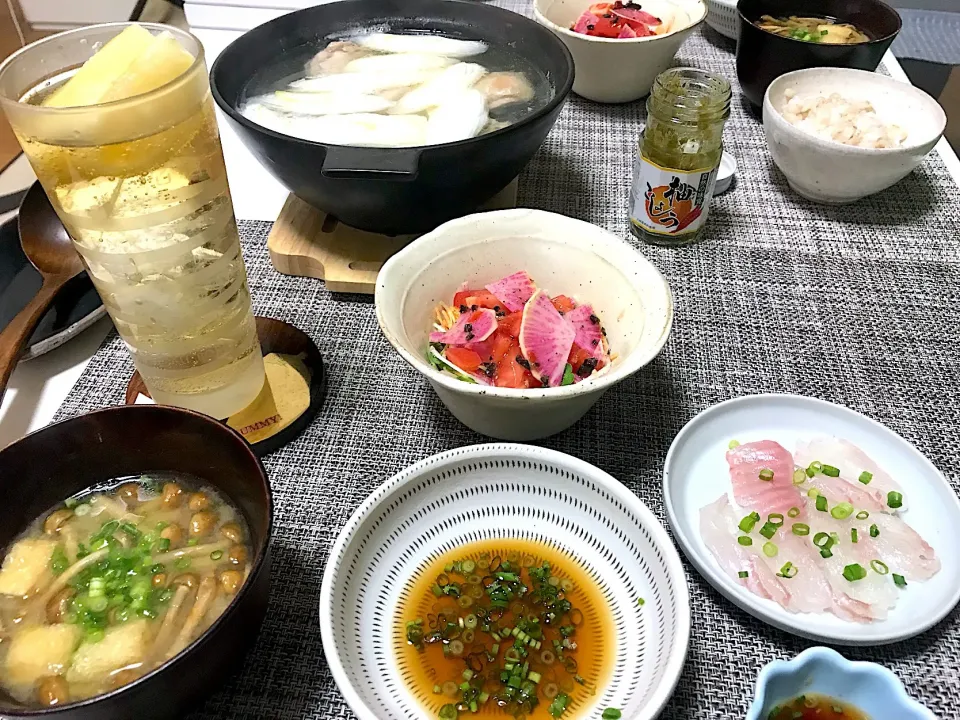 ばんごはん。湯豆腐、野菜サラダ、ヒラメの刺身、なめこと油揚げのお味噌汁。湯豆腐たまらん！|yukiさん