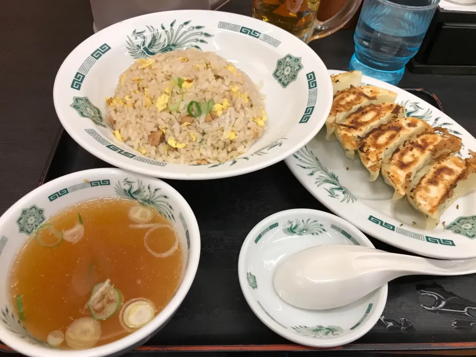 Snapdishの料理写真:チャーハンと餃子|手品先輩さん