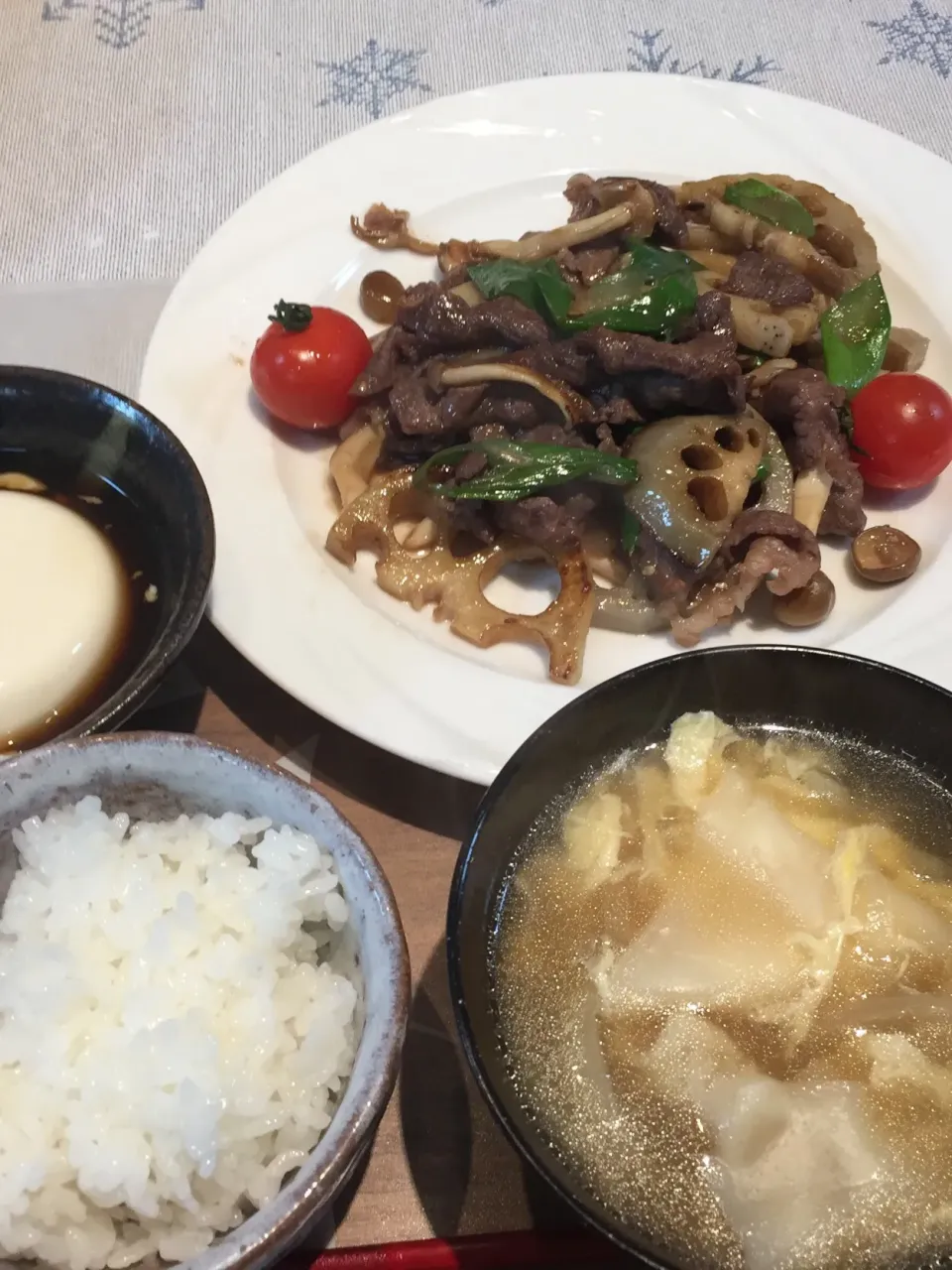 晩御飯
牛肉とレンコンとしめじの甘辛炒め、プチトマト、ワンタンスープ
、白米|かよちゃんさん