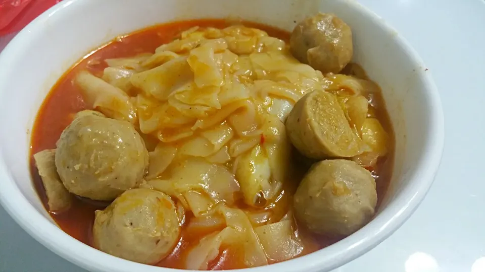 Tom yum noodles with spicy fish cakes and pork balls 😥😍😋|🌷lynnlicious🌷さん