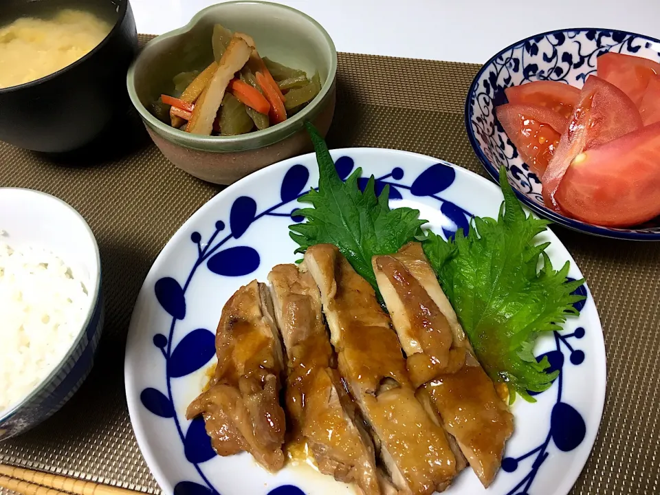 照り焼きチキン、冷やしトマト、フキ煮、味噌汁|ずずさん